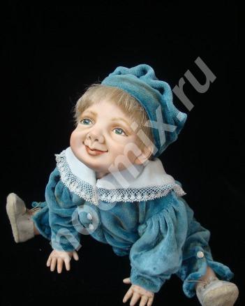 Малыш в голубом костюме фарфор