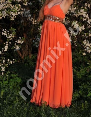 Шикарное персиковое платье