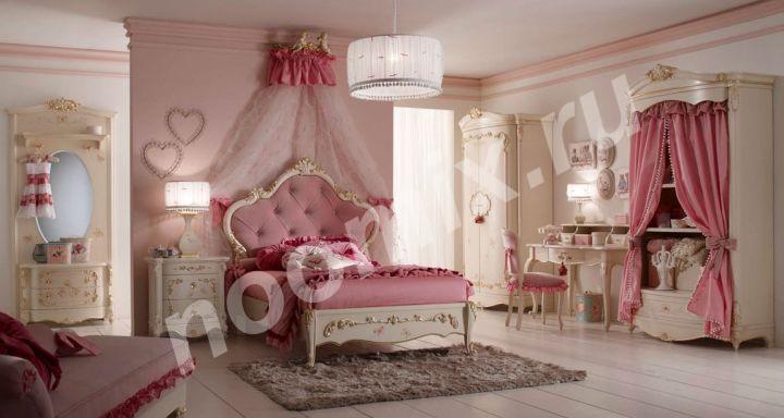 Спальня представлена в салоне магазине итальянской мебели . ...