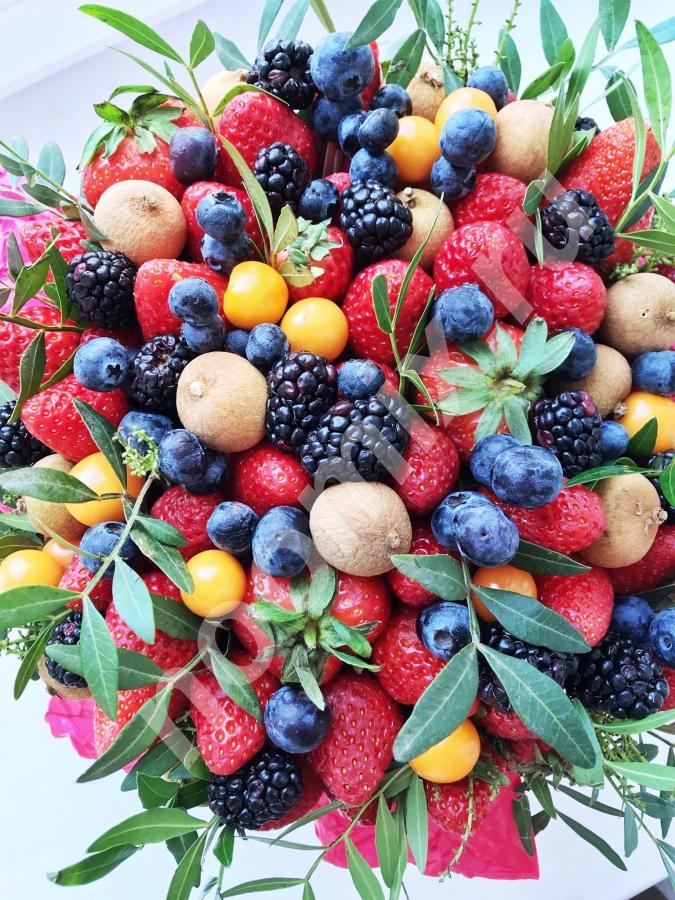 Букет из овощей и фруктов, фруктов и цветов, клубники и ..., Тюменская область